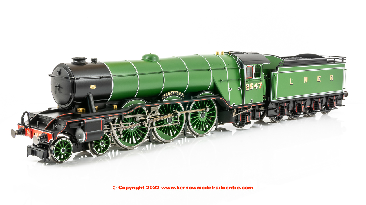 R3990 Hornby A1 4-6-2 Steam Loco number 2547 "Doncaster" in LNER Green livery with die cast footplate and flickering firebox - Era 3
